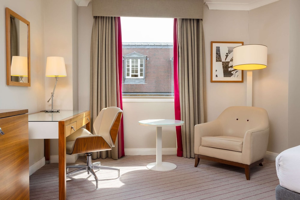 Executive Room, 1 King Bed, Corner - Photo 4