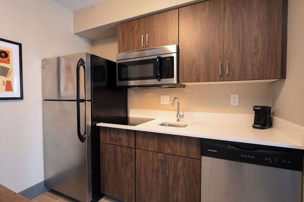 Suite, 2 Queen Beds, Kitchen - Photo 3