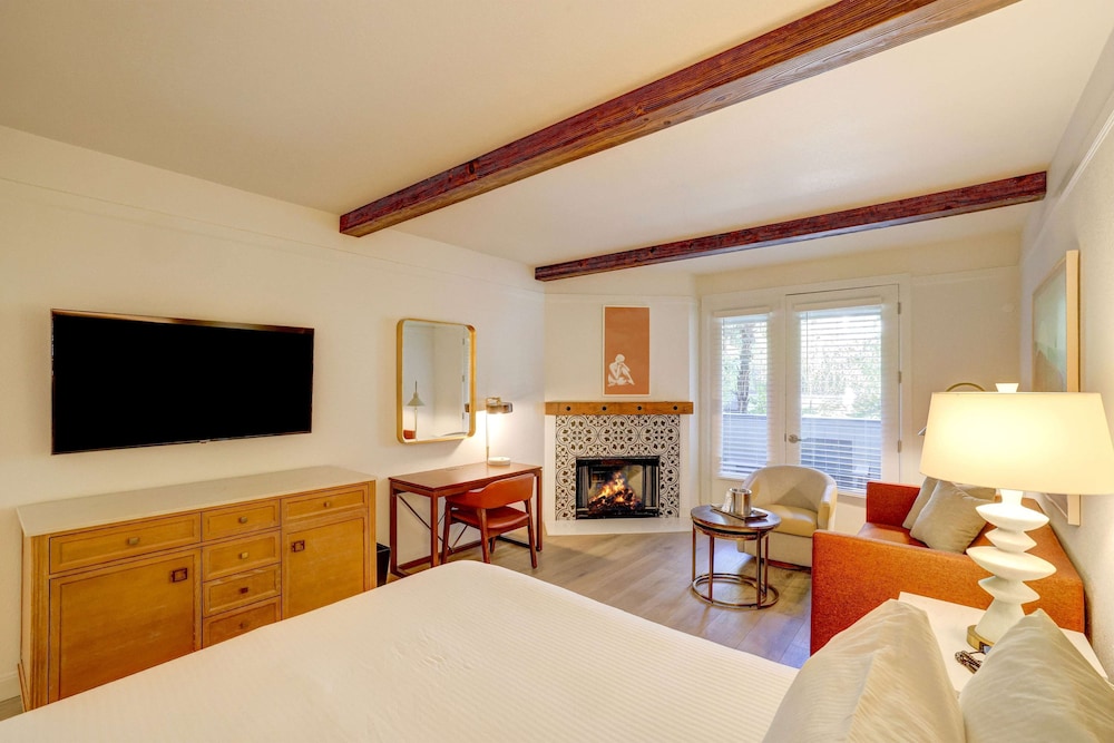 Room, 1 King Bed, Accessible Bathtub (Hearing & Mobility) - Photo 1