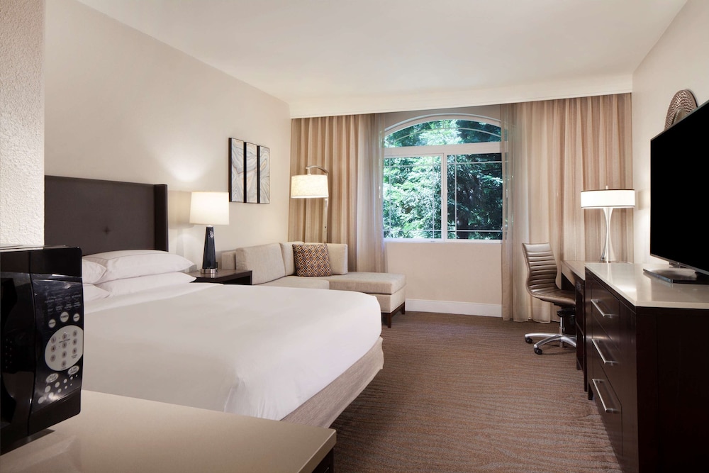 Room, 1 King Bed (Forest View, High Floor) photo 3