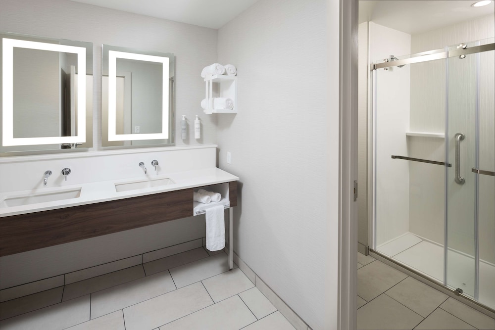 Suite, 1 King Bed, Refrigerator & Microwave (Wet bar) - Photo 6