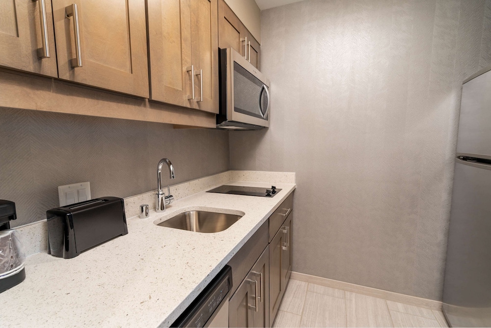 Suite, 1 King Bed, Accessible, Bathtub - Photo 3