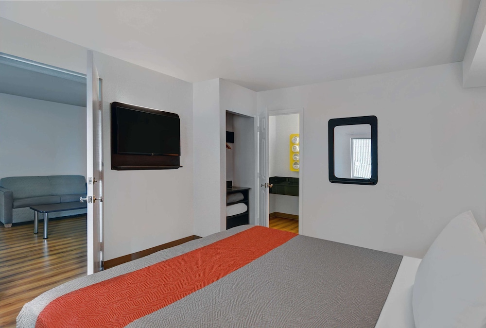 Standard Suite, 1 King Bed, Non Smoking - Photo 9