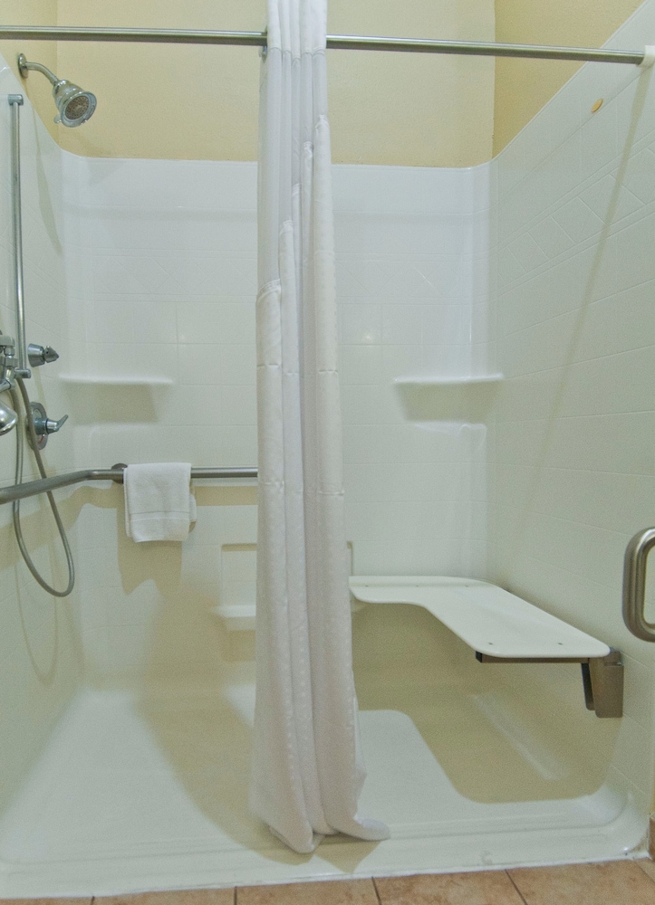 Room, 2 Queen Beds, Accessible, Non Smoking (Mobility/Hearing Tub w/Grab Bars) photo 2
