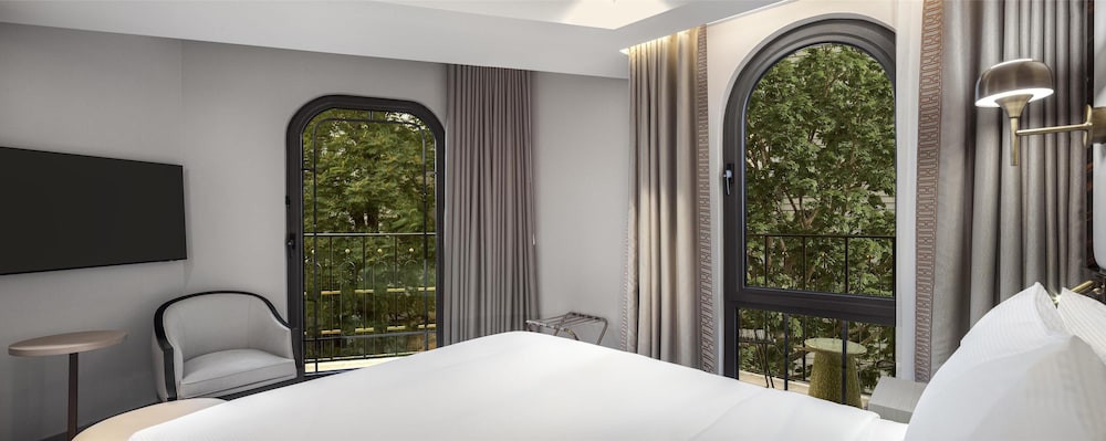 Deluxe Room, 1 King Bed, Balcony photo 3