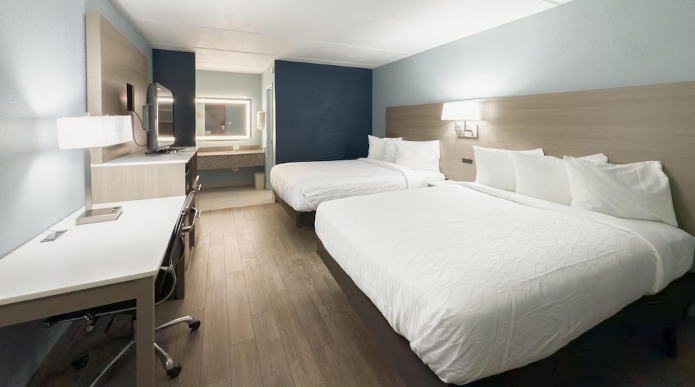 Standard Room, 2 Queen Beds, Non Smoking, Refrigerator & Microwave (Pet Friendly) - Photo 1