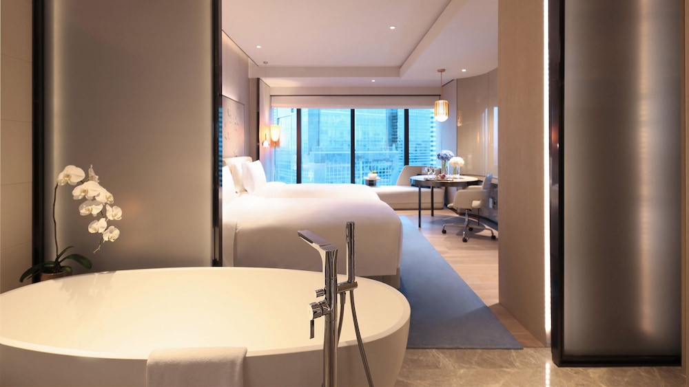 Classic Room, 2 Twin Beds, City View (High Floor) thumbnail 6