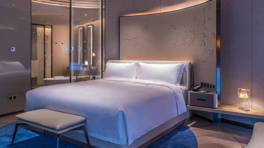 Classic Room, 1 King Bed, City View (High Floor)