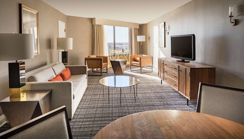 Executive Suite, 1 King Bed, Non Smoking photo 2