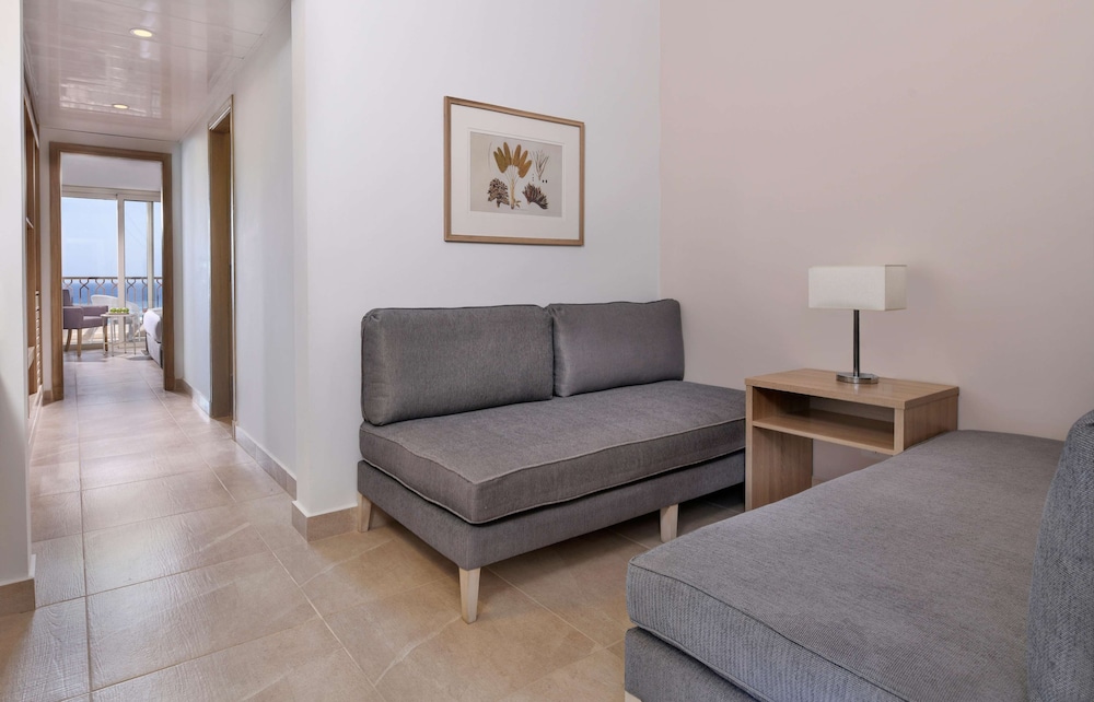 Deluxe Room, 1 Queen Bed, Bay View (Family) - Photo 4