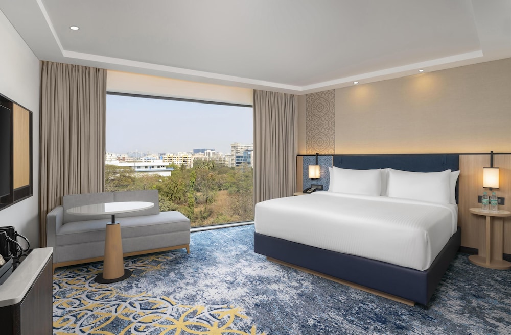 Deluxe Room, 1 King Bed (Runway View)
