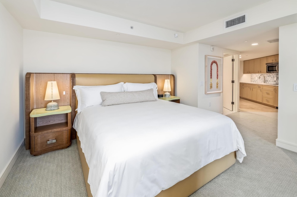 LXR Deluxe Room, 1 King Bed, Partial Ocean View