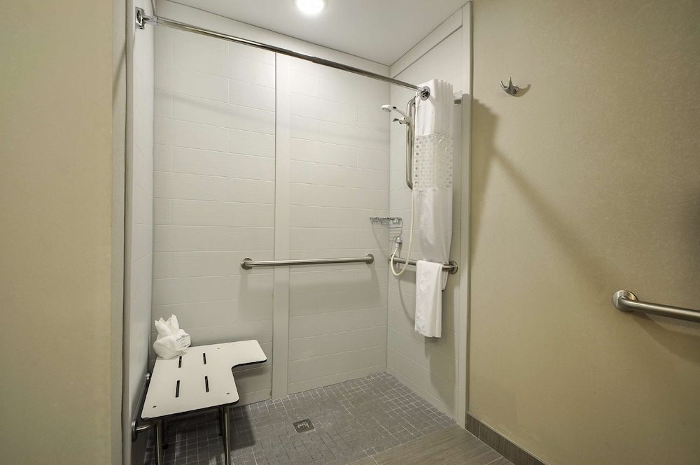 Room, 1 King Bed, Accessible, Non Smoking - Photo 4