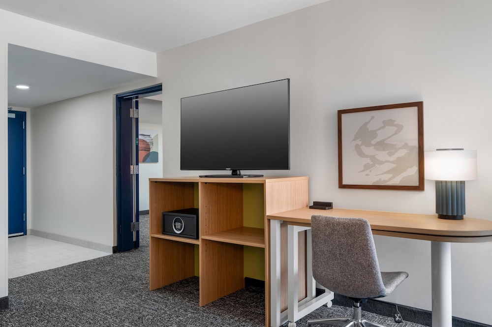 Suite, 2 Queen Beds, Accessible (Mobility & Hearing, Roll-in Shower) - Photo 3