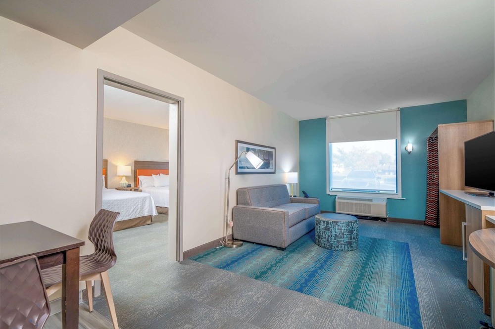 Suite, 2 Queen Beds, Accessible (Mobility & Hearing, Roll-In Shower) - Photo 4
