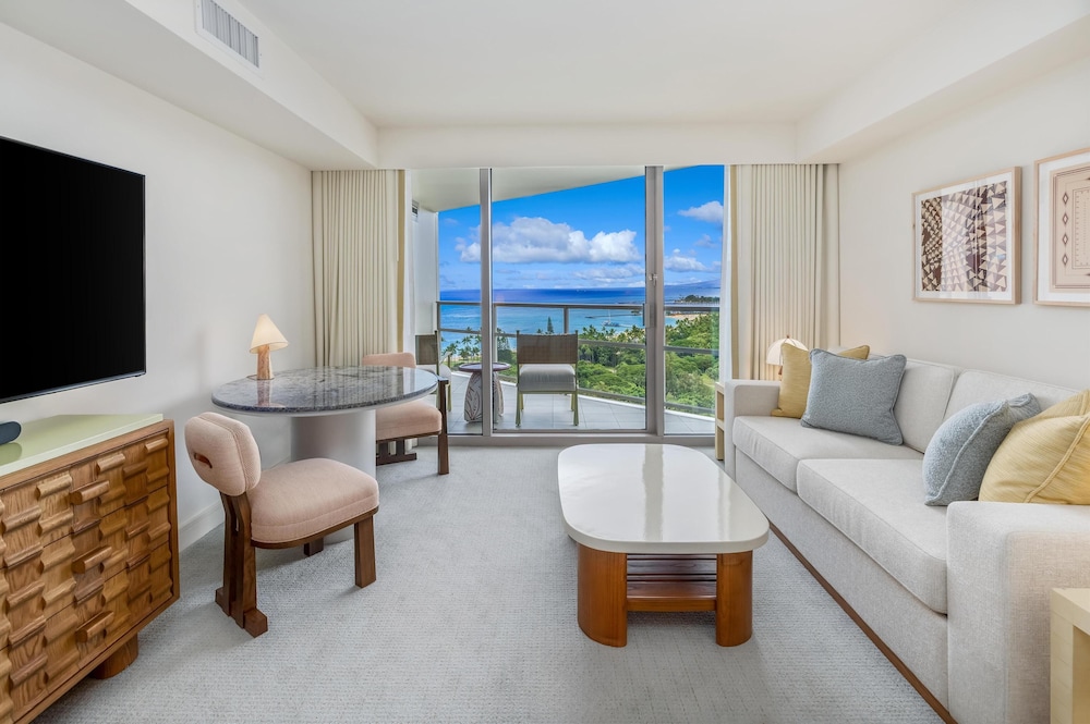 LXR Deluxe Room, 1 King Bed, Partial Ocean View