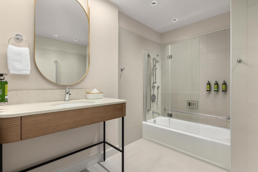 Room, 1 King Bed, Accessible, Bathtub (Mobility)