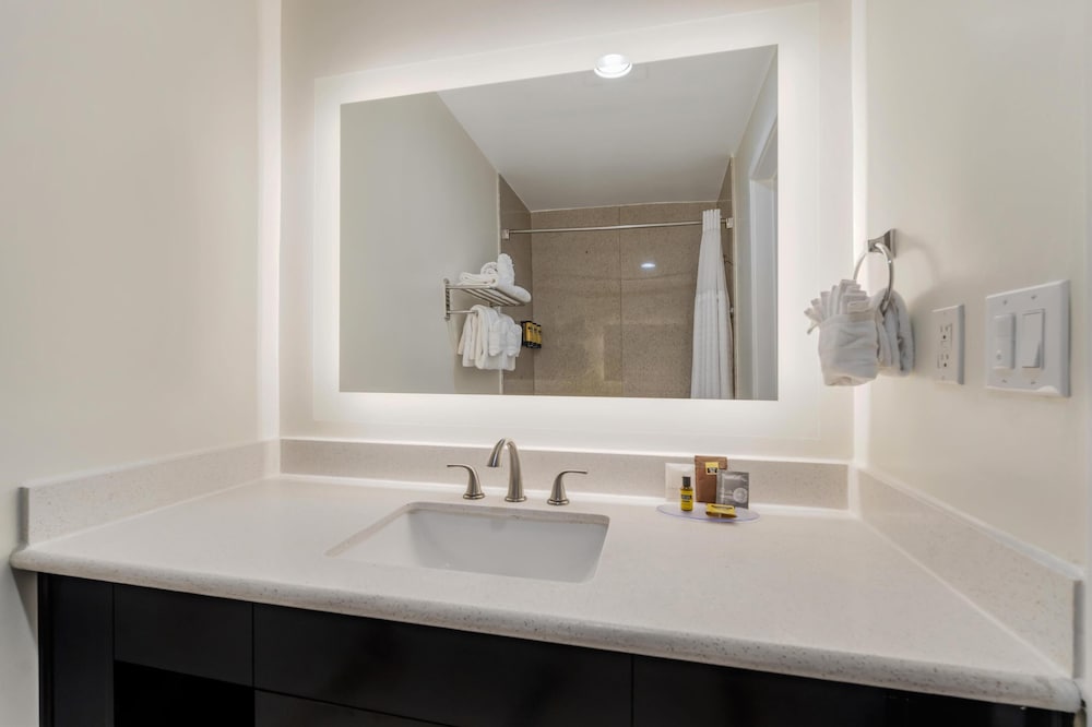 Standard Room, 2 Queen Beds, Refrigerator & Microwave, Corner