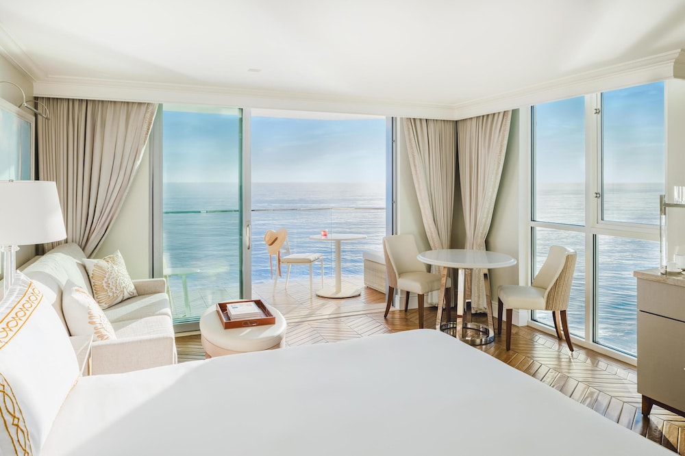 Premium Studio, 1 King Bed, Accessible, Corner (Oceanfront)