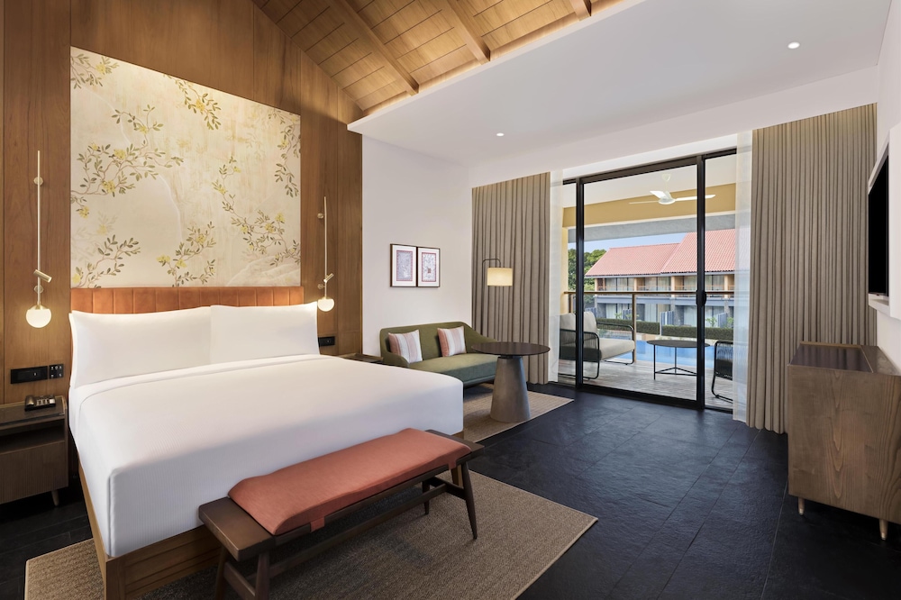Premium Suite, 1 King Bed, Balcony