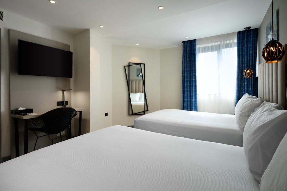 Room, 2 Double Beds - Photo 1