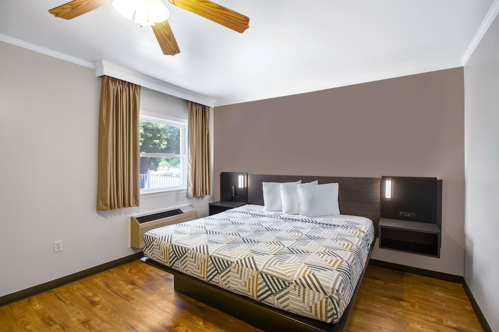 Deluxe Room, 1 King Bed, Non Smoking, Refrigerator & Microwave - Photo 2