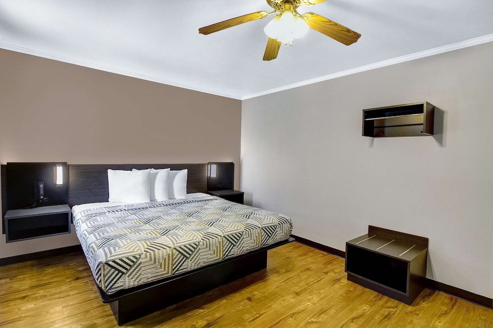 Deluxe Room, 1 King Bed, Non Smoking, Refrigerator & Microwave - Photo 1