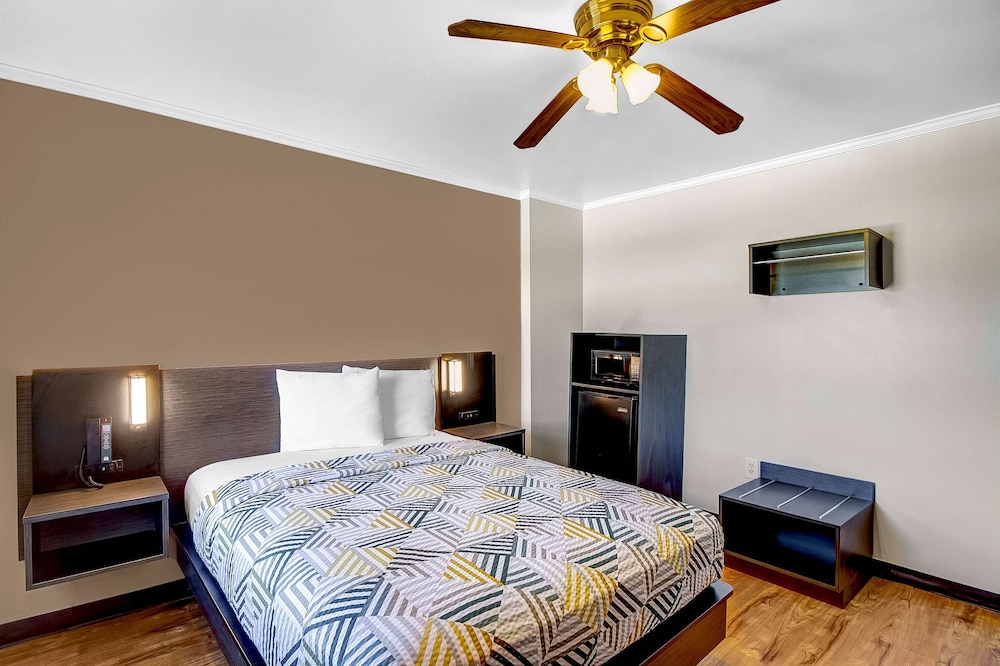 Deluxe Room, 1 Double Bed, Non Smoking, Refrigerator & Microwave