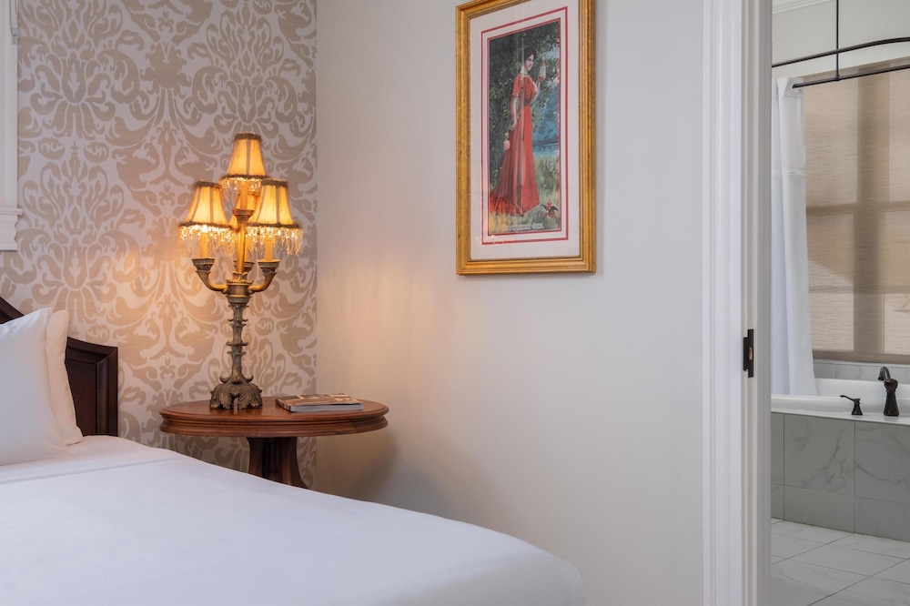 Deluxe Room, 1 King Bed, Bathtub