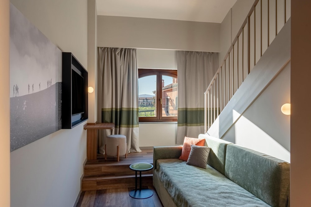 Duplex, 1 King Bed thumbnail 5
