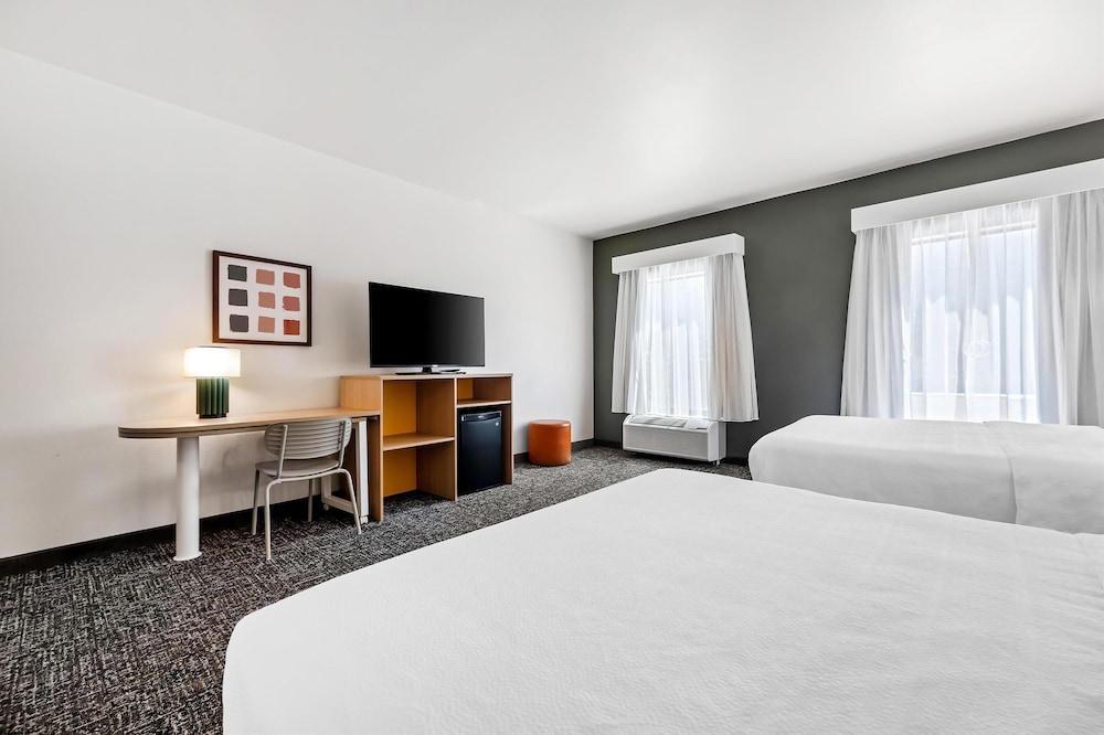 Room, 2 Queen Beds, Accessible, Bathtub (Mobility) - Photo 1