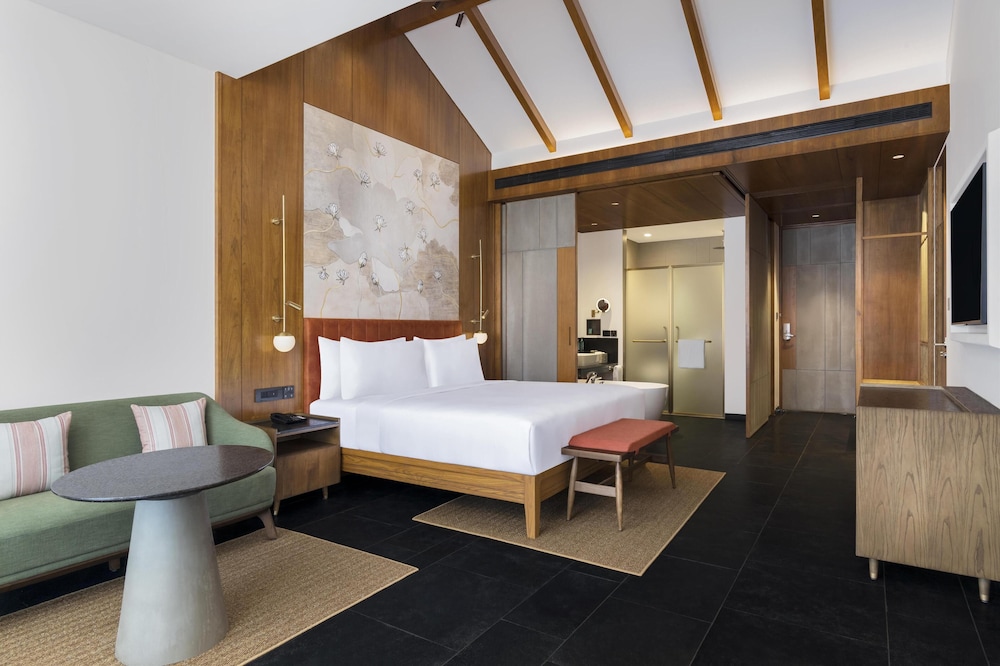 Deluxe Room, 1 King Bed, Balcony photo 3