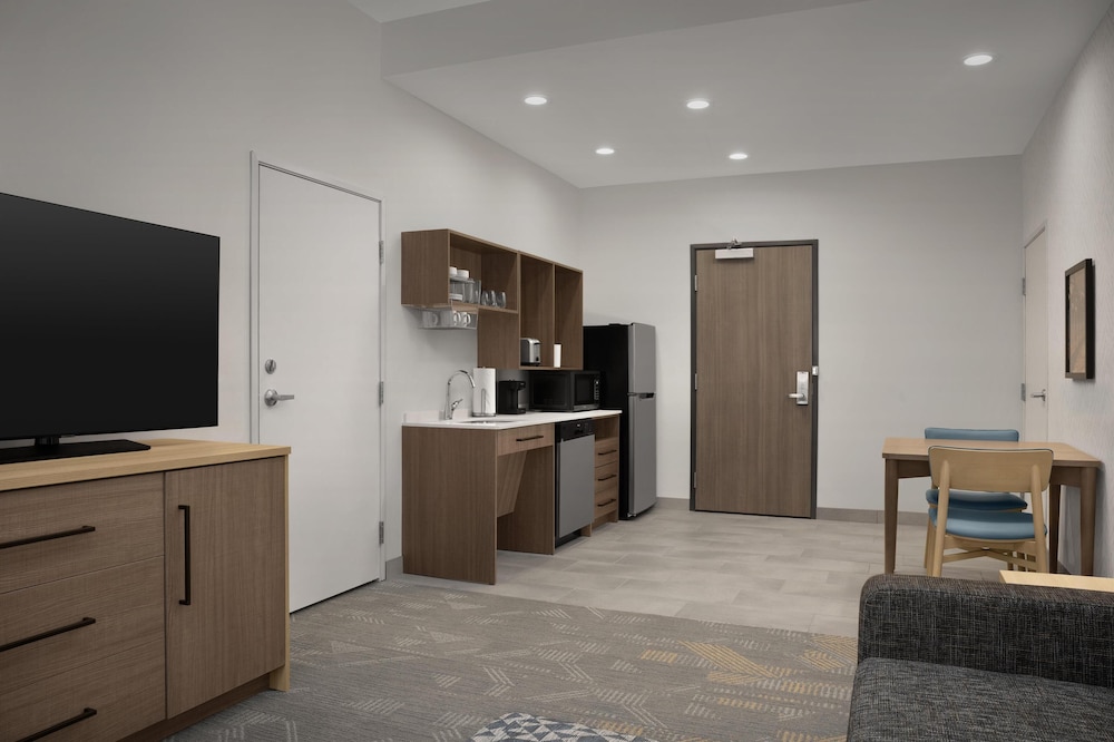 Suite, 1 King Bed, Accessible (Roll-In Shower)