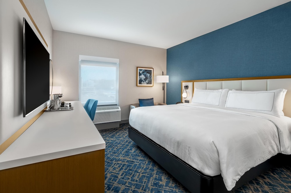 Room, 1 King Bed, Hearing Accessible - Photo 1