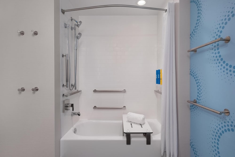 Room, 2 Queen Beds, Accessible, Bathtub - Photo 4
