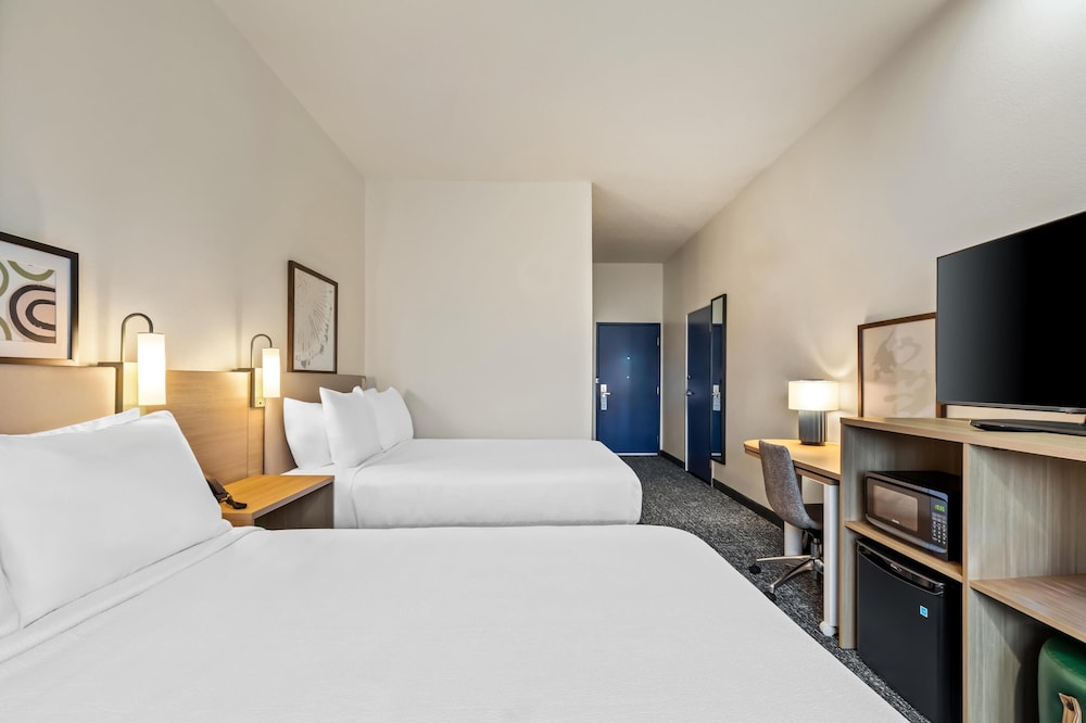 Room, 2 Queen Beds, Accessible (Mobility & Hearing, Roll-in Shower) photo 2