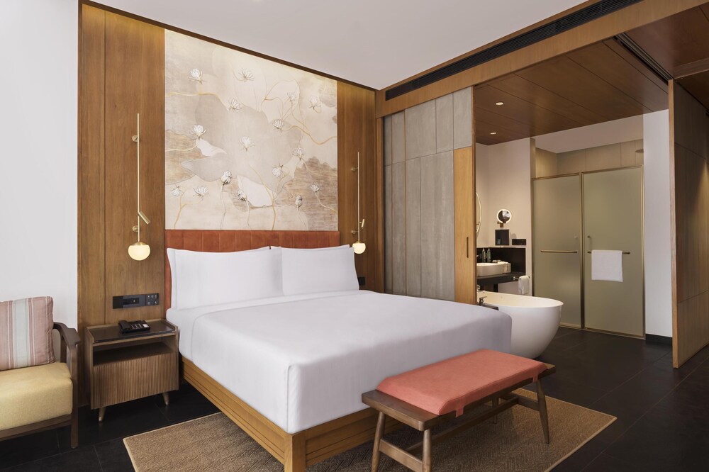 Deluxe Room, 1 King Bed, Terrace photo 2