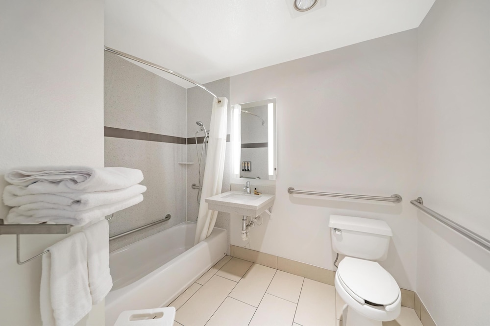 Standard Room, 1 Queen Bed, Accessible, Refrigerator & Microwave - Photo 4