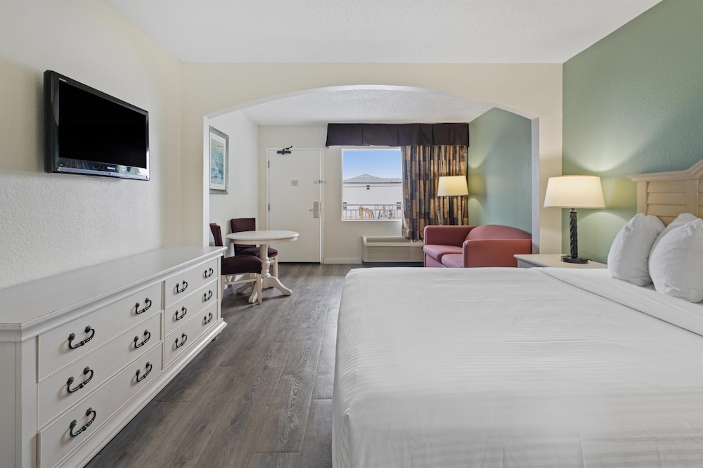 Standard Room, 1 Queen Bed, Non Smoking, Refrigerator & Microwave photo 1