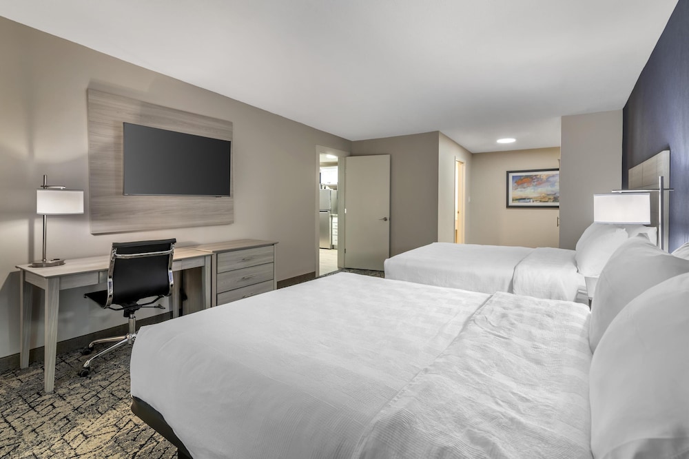 Suite, 2 Queen Beds, Non Smoking, Kitchenette (Dining Table;with Single Sofabed) photo 2