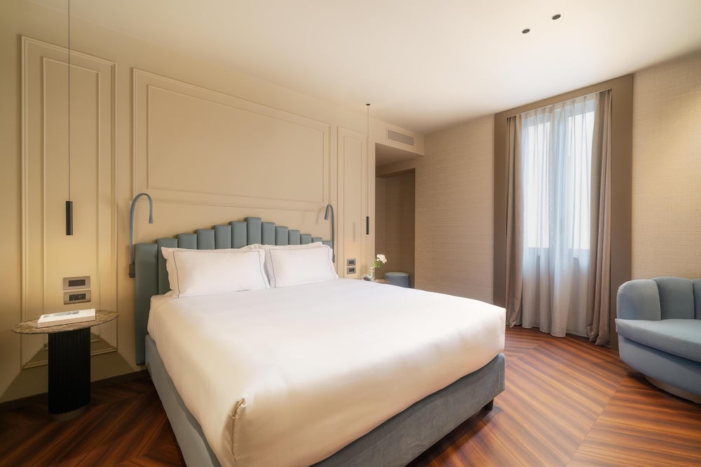 Deluxe Room, 1 King Bed (Executive) thumbnail 5