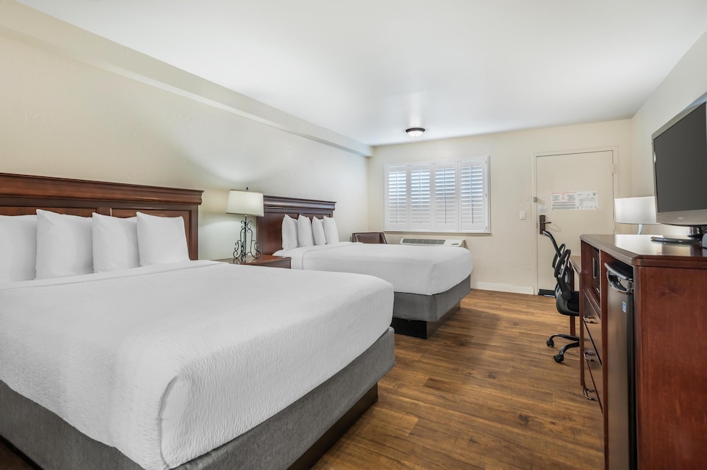 Standard Room, 2 Queen Beds, Non Smoking, Refrigerator & Microwave - Photo 3