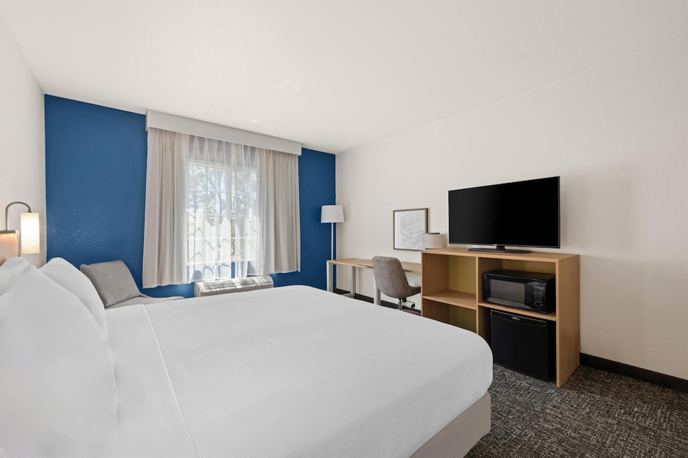 Room, 1 King Bed, Accessible (Hearing) - Photo 3