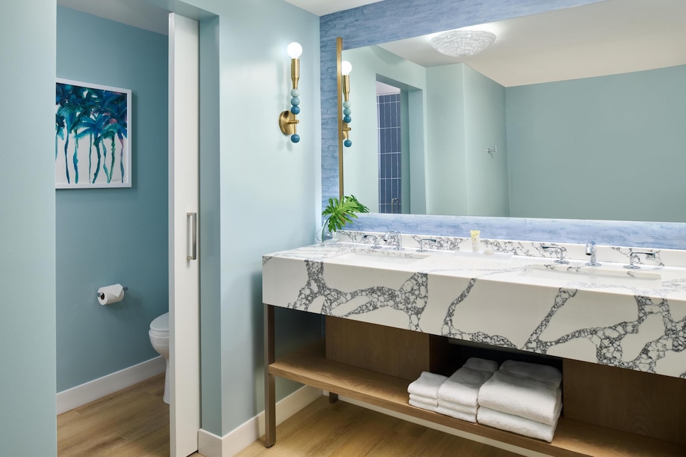 Junior Suite, 1 King Bed with Sofa bed, Ocean View (Signature) thumbnail 5