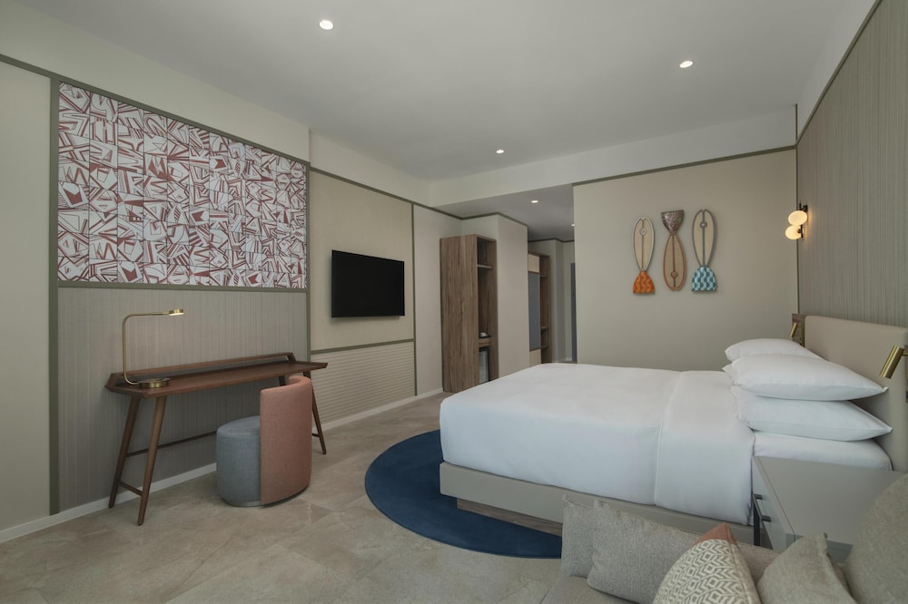 Deluxe Room, 1 King Bed, Accessible photo 2