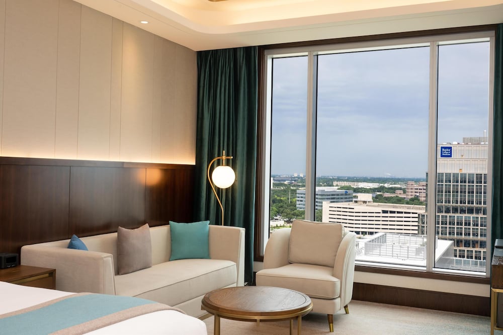 Suite, 1 King Bed, Accessible, Corner (Bathtub) - Photo 4