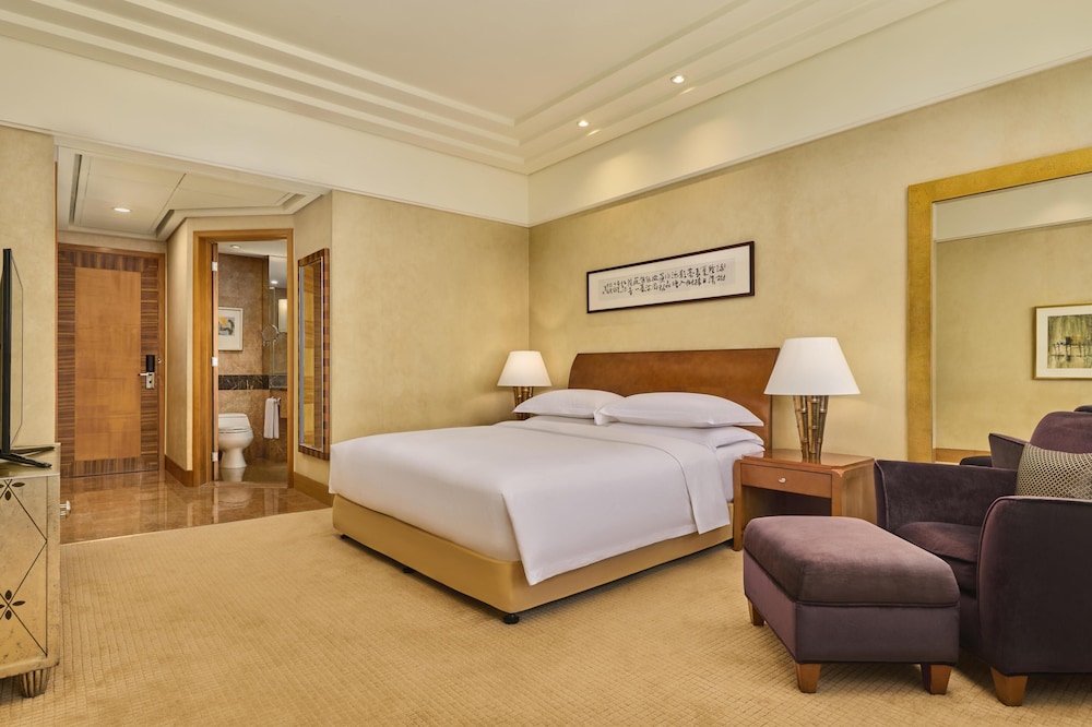 King Hilton Executive Peninsula View - Photo 1