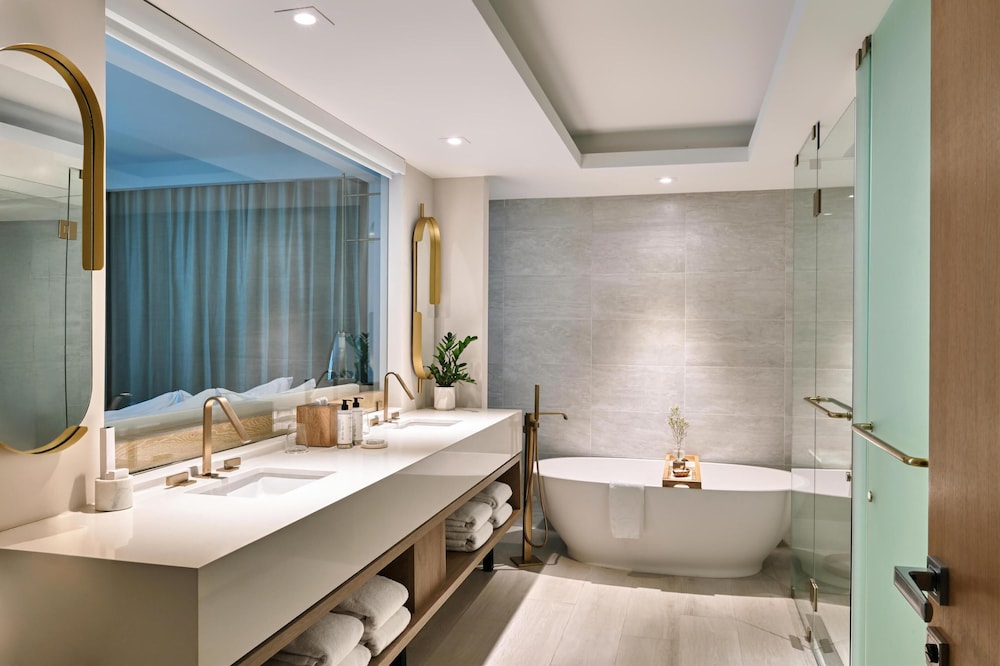 Junior Suite, 1 King Bed, Oceanfront photo 2