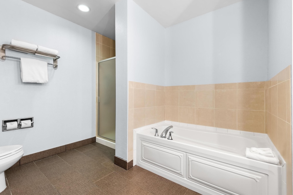 Suite, Accessible - Photo 7