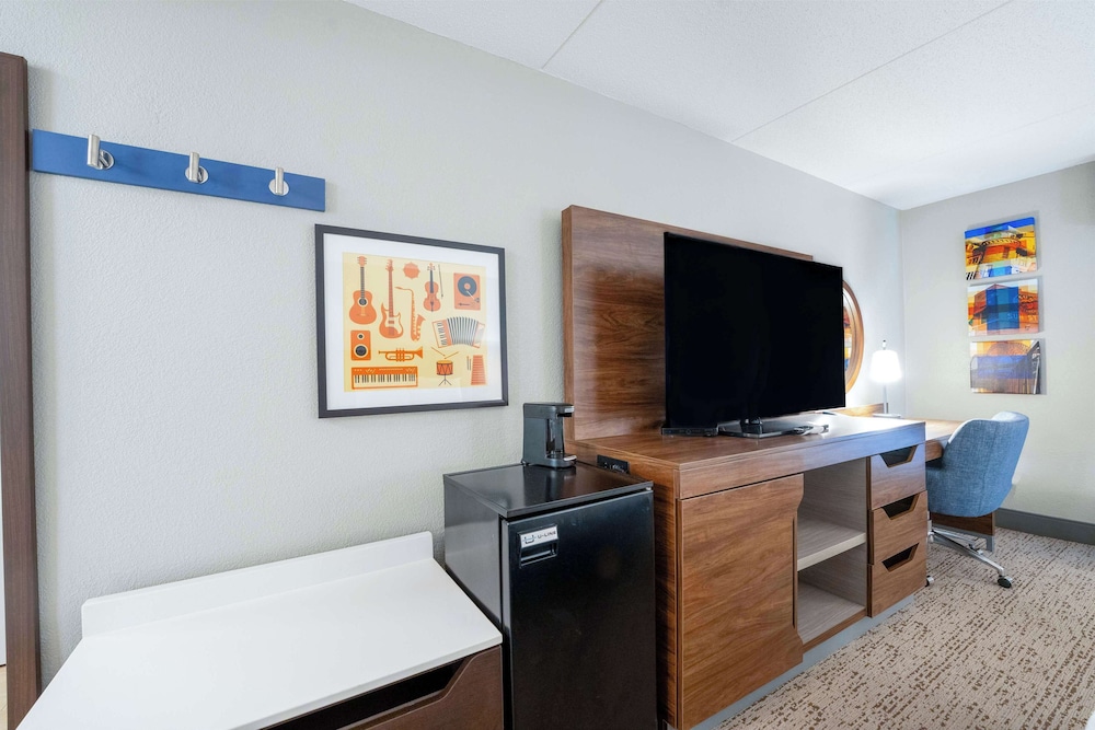 Suite, 1 King Bed, Accessible, Non Smoking - Photo 2
